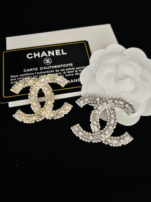 cc brooch 011000357021