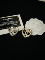 cc brooch 251000454015