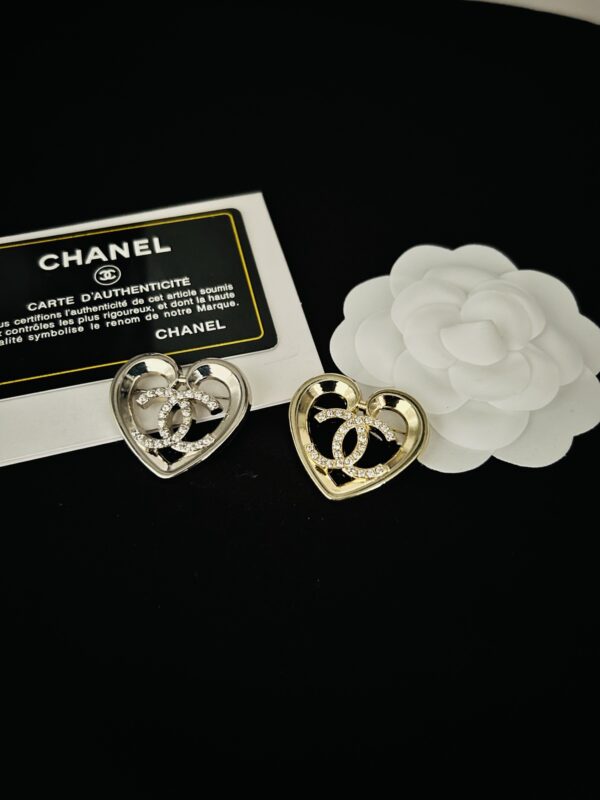 cc brooch 251000454015