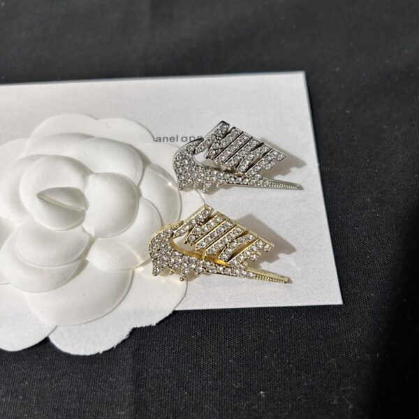 nike brooch 551000784019