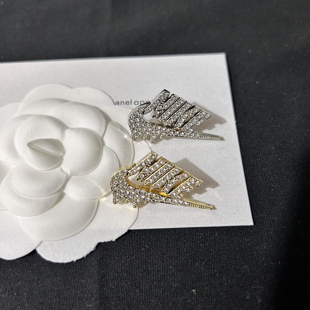 i1686749126_8130_0 nike brooch 551000784019 - Image 1